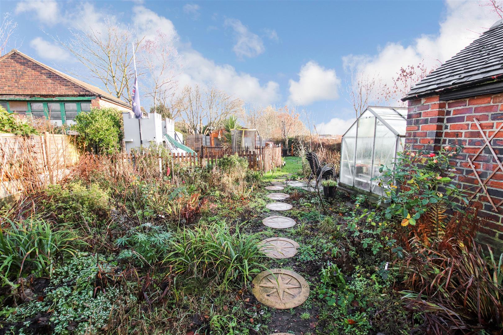 ENCLOSED REAR GARDEN
